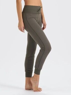 Vuori Daily Joggers - Size S - Oregano